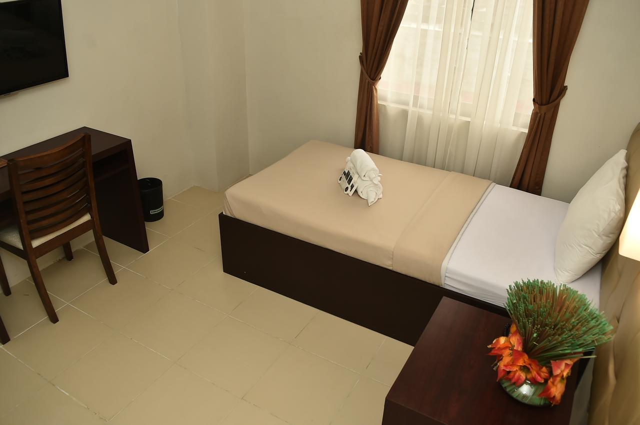 Columbus Plaza Hotel General Santos City Екстер'єр фото