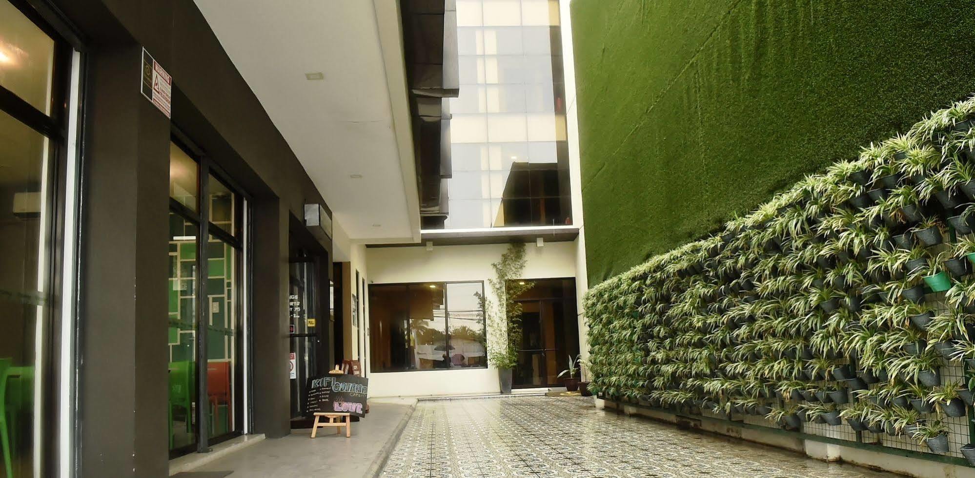Columbus Plaza Hotel General Santos City Екстер'єр фото